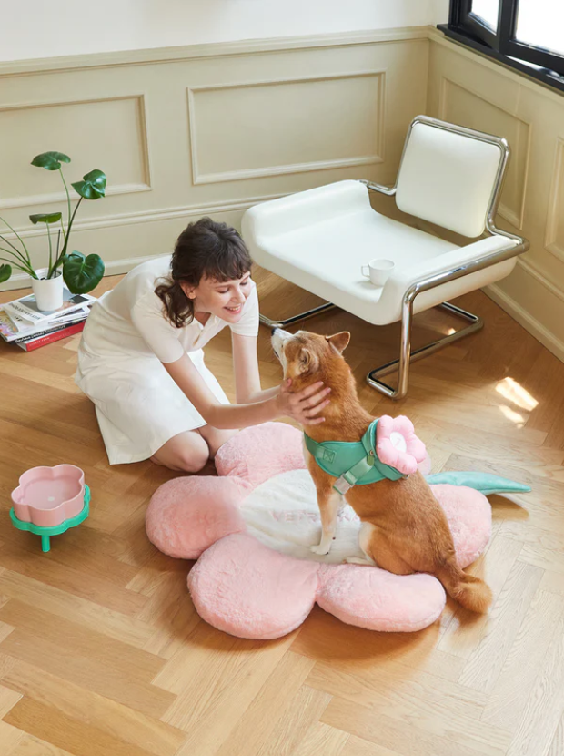 Lit pour animaux en forme de fleur – « Flora », housse amovible, 85 cm (rose/vert/blanc)